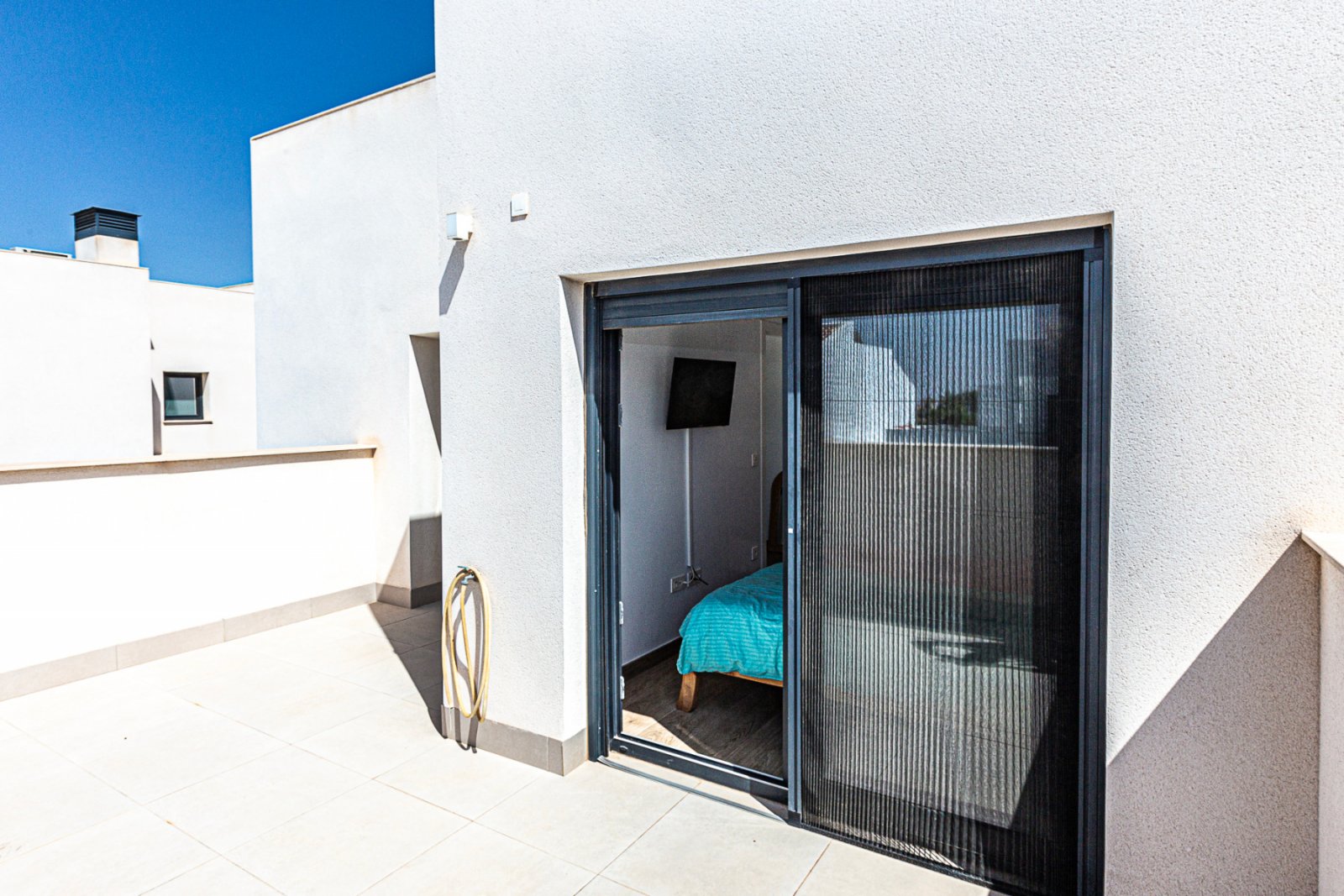 Wir freuen uns, diese beeindruckende Villa in der prestigeträchtigen Urbanisation Doña Pepa in Ciudad Quesada, Rojales, anbieten zu können. Mit einem