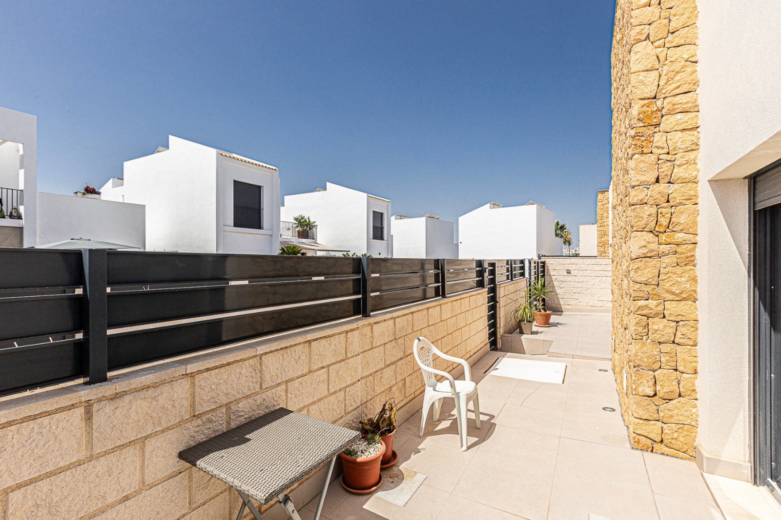Wir freuen uns, diese beeindruckende Villa in der prestigeträchtigen Urbanisation Doña Pepa in Ciudad Quesada, Rojales, anbieten zu können. Mit einem