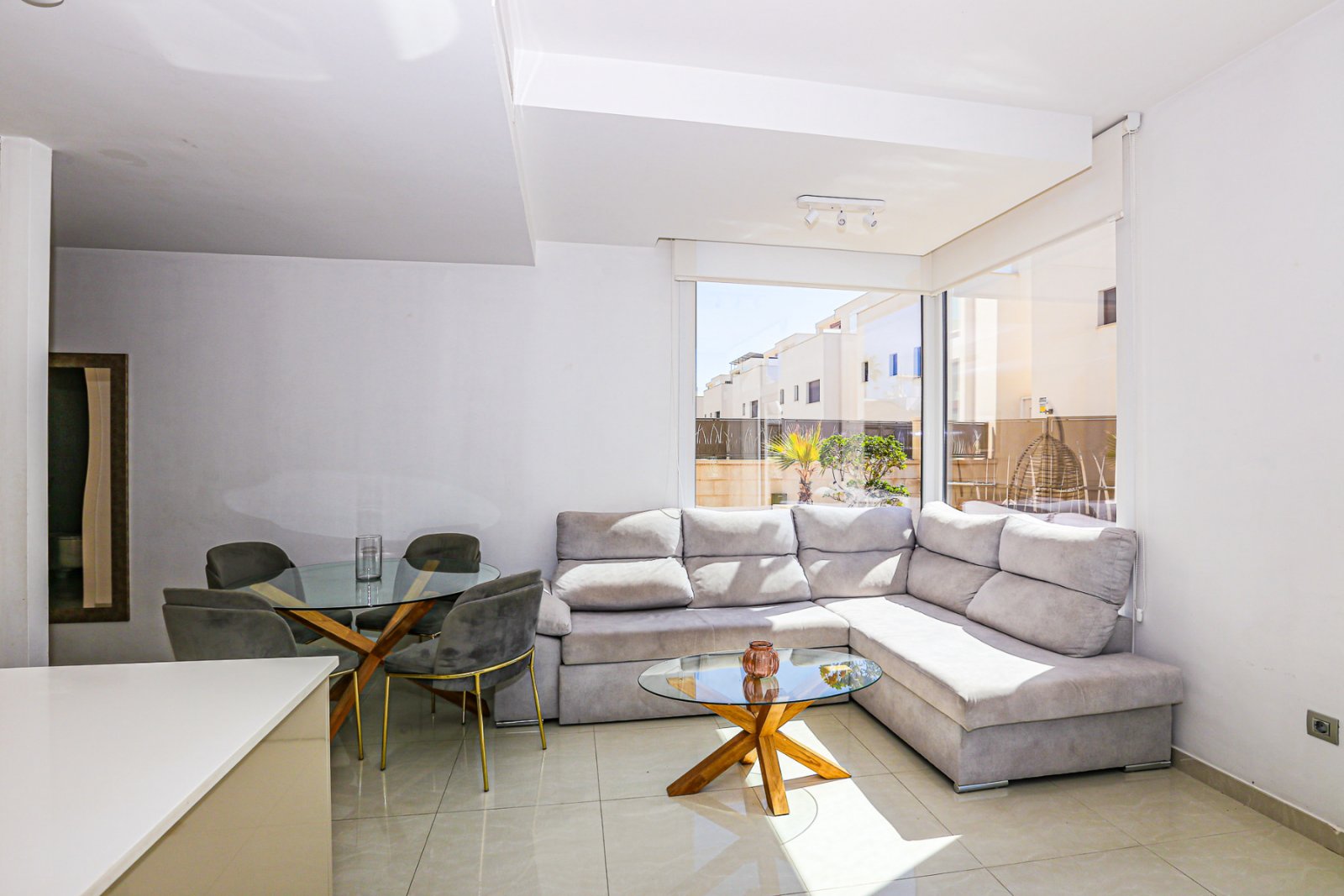 Wir präsentieren Ihnen diese exklusive freistehende Villa in der angesehenen Wohngegend Doña Pepa, Ciudad Quesada (Rojales). Das Haus befindet sich a
