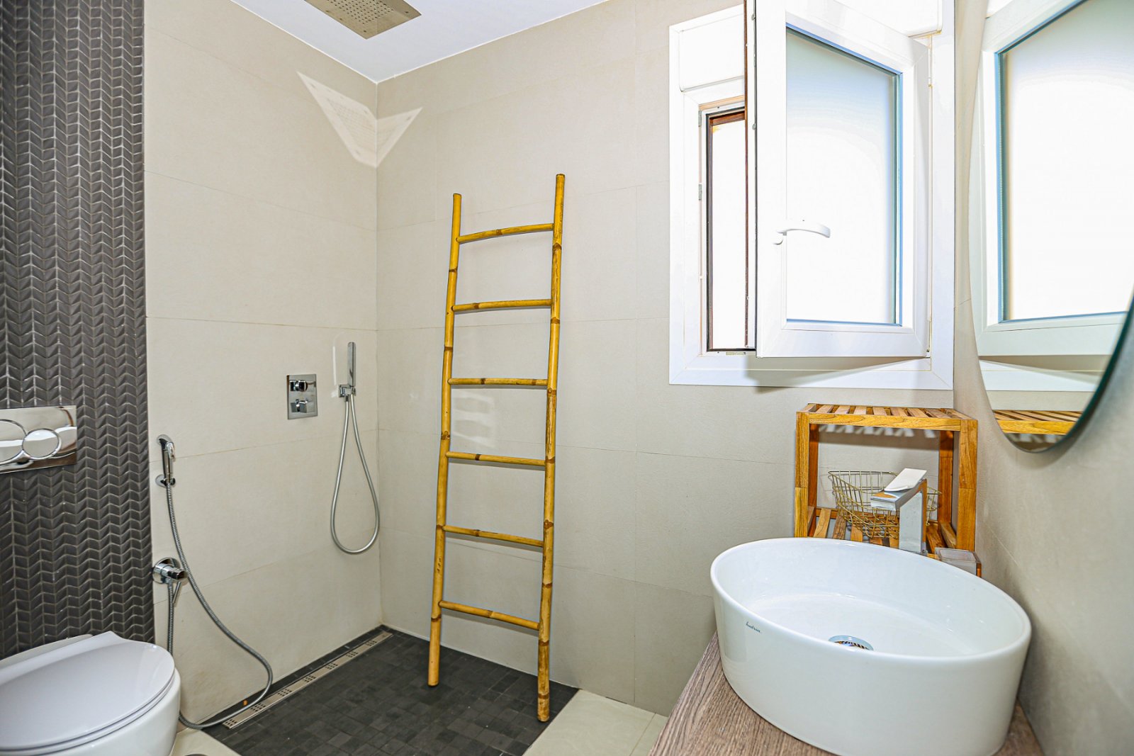 Wir präsentieren Ihnen diese exklusive freistehende Villa in der angesehenen Wohngegend Doña Pepa, Ciudad Quesada (Rojales). Das Haus befindet sich a