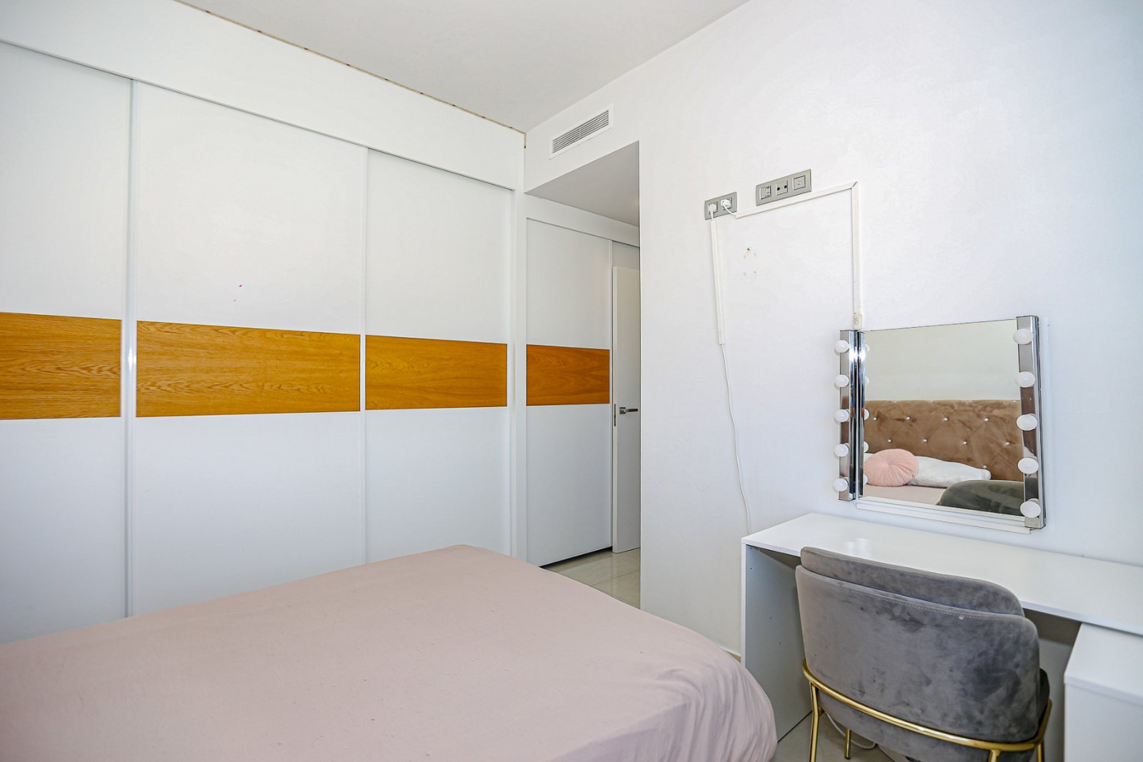 Wir präsentieren Ihnen diese exklusive freistehende Villa in der angesehenen Wohngegend Doña Pepa, Ciudad Quesada (Rojales). Das Haus befindet sich a