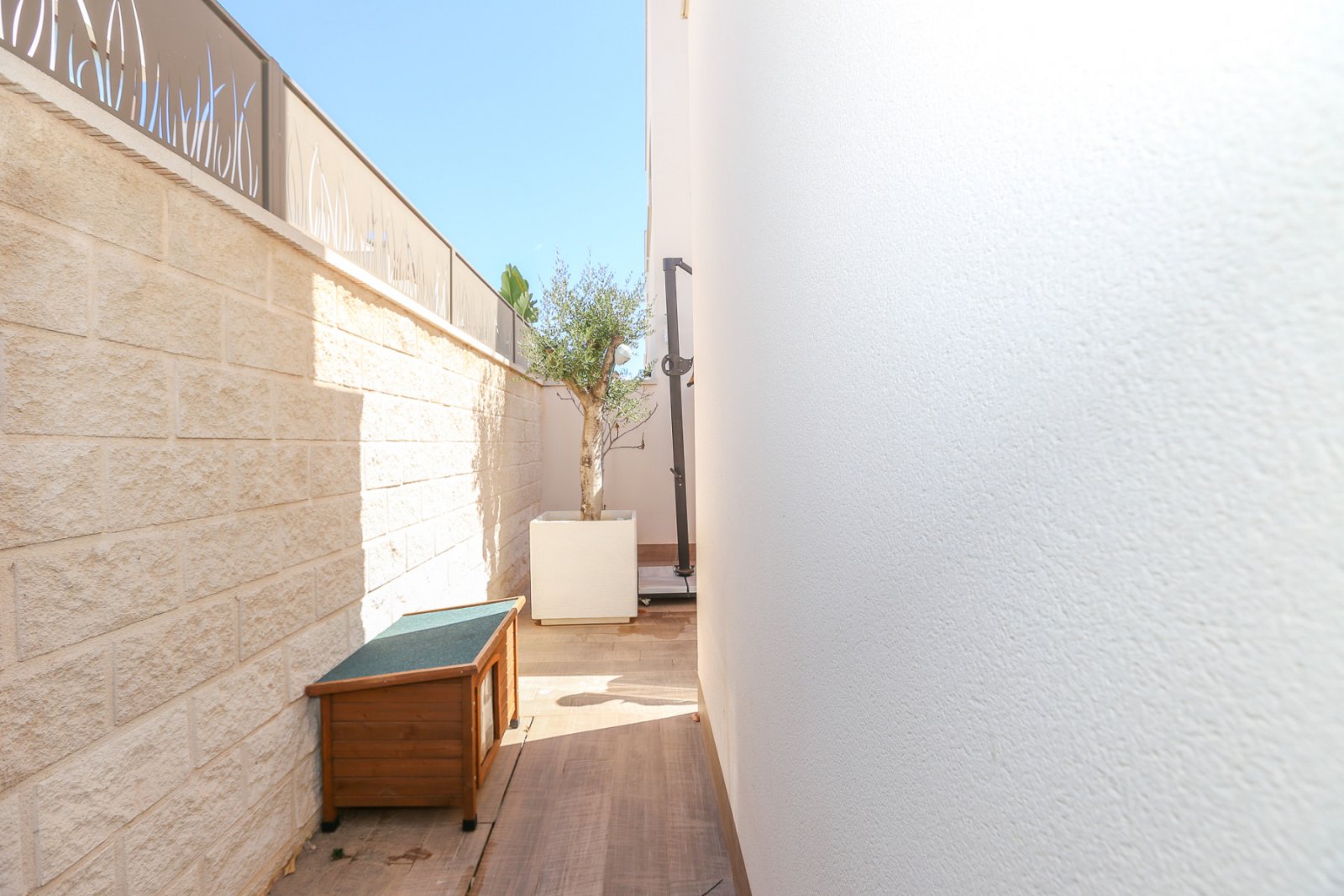 Wir präsentieren Ihnen diese exklusive freistehende Villa in der angesehenen Wohngegend Doña Pepa, Ciudad Quesada (Rojales). Das Haus befindet sich a