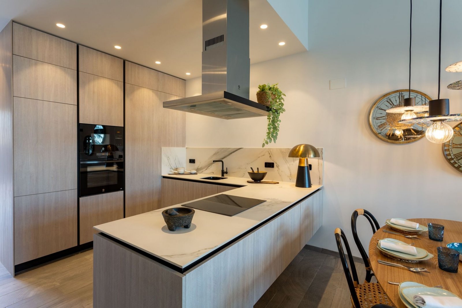 In der prestigeträchtigen Umgebung von La Finca Golf gelegen, bietet dieses Wohnensemble eine exklusive Auswahl von 10 Immobilien, darunter Apartment