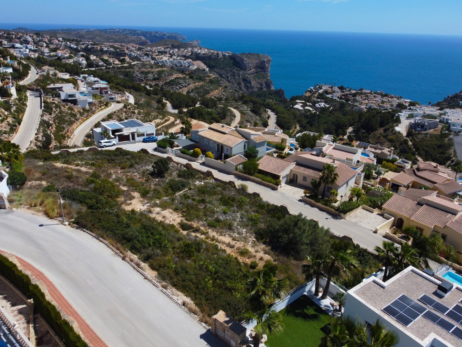  In der exklusiven Gegend von Cumbre del Sol gelegen, bietet diese Villa eine privilegierte Umgebung mit beeindruckendem Meerblick. Die Immobilie befi