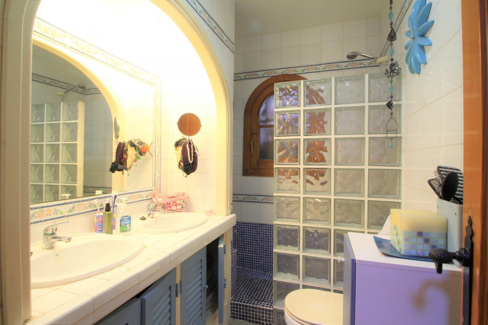 An ideally positioned townhouse with large living dining area, with separate kitchen and guest toilet on ground floor.  2 bedrooms and