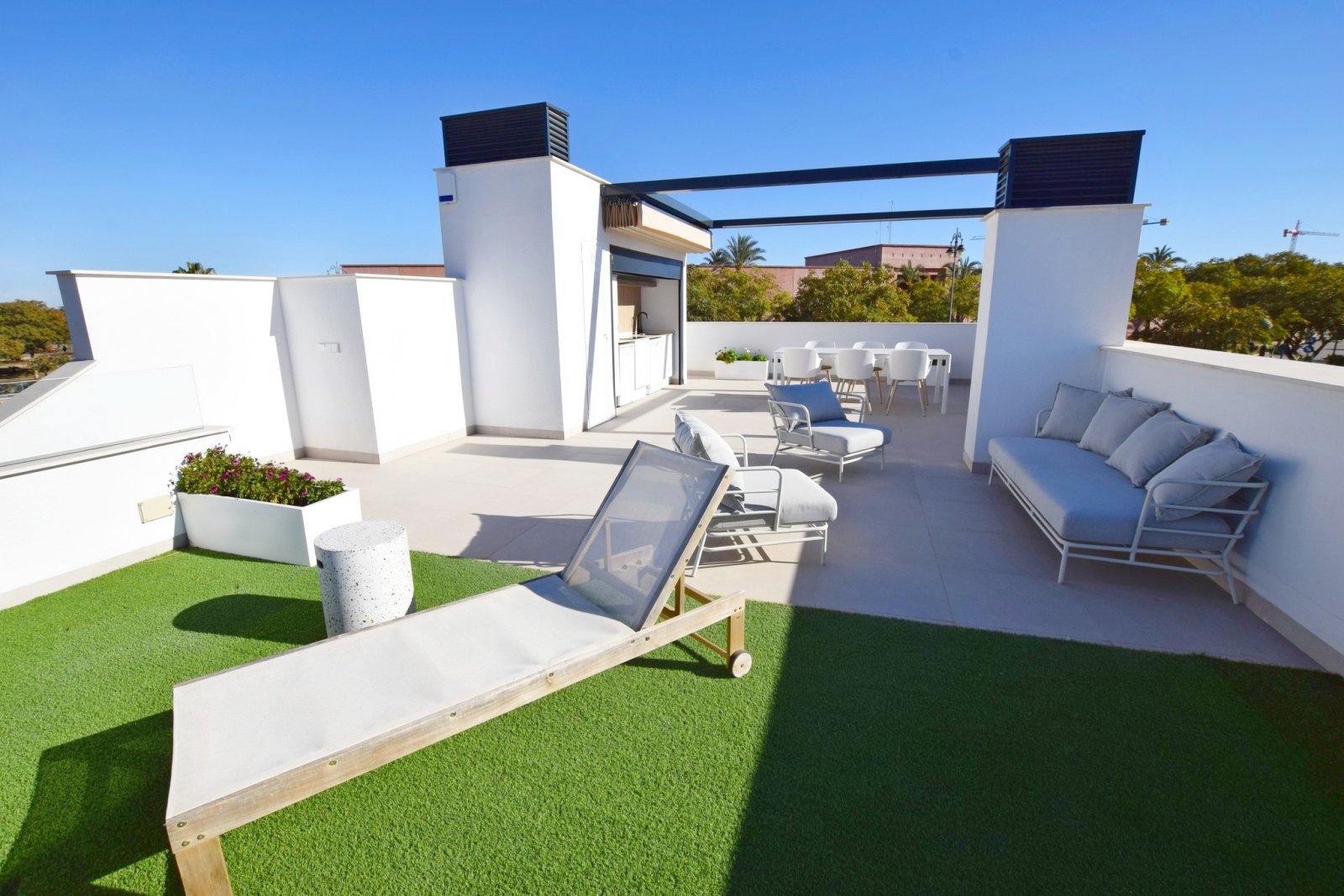  Im prestigeträchtigen Condado de Alhama gelegen, bietet diese Wohnanlage eine exklusive Auswahl von 6 unabhängigen Häusern. Diese Immobilien sind für