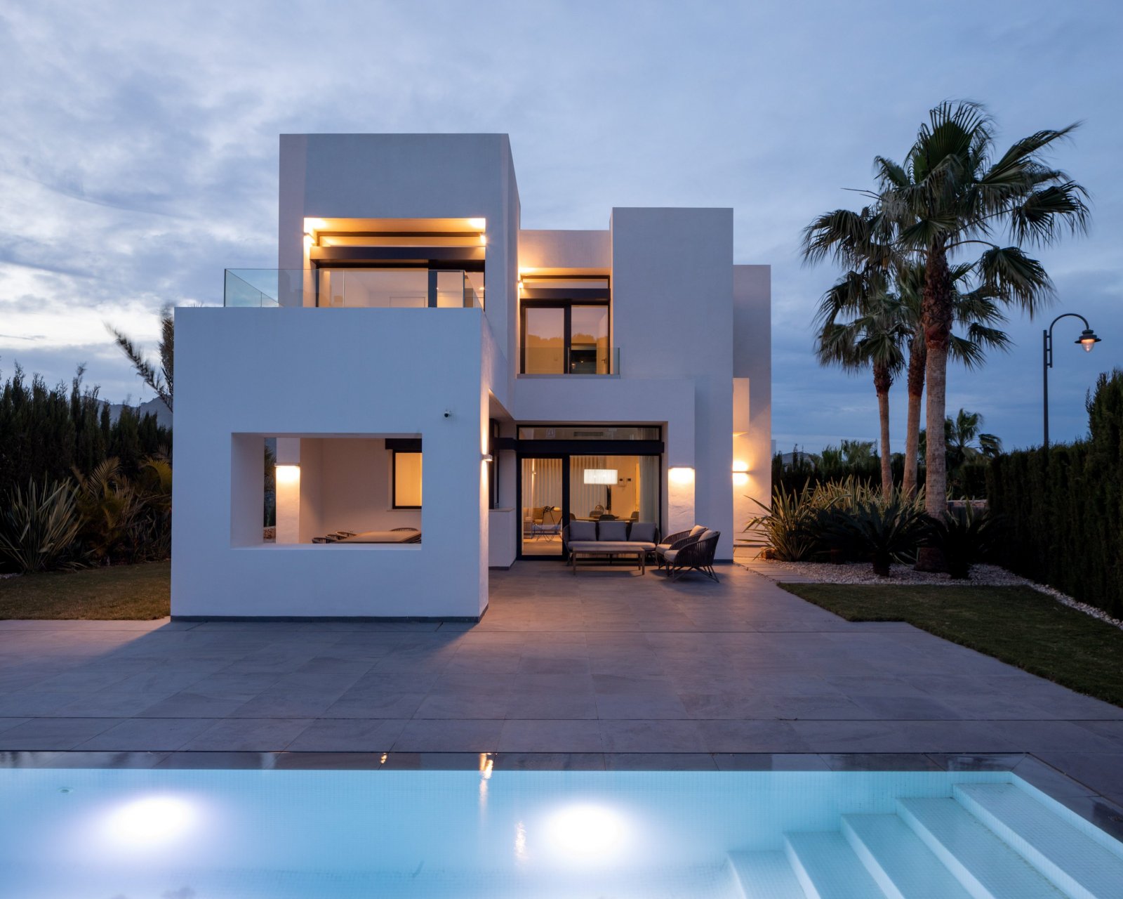  In der schönen Stadt Cartagena gelegen, bietet dieses exklusive Immobilienangebot zwei unabhängige Immobilien, die sich durch ihren beeindruckenden M