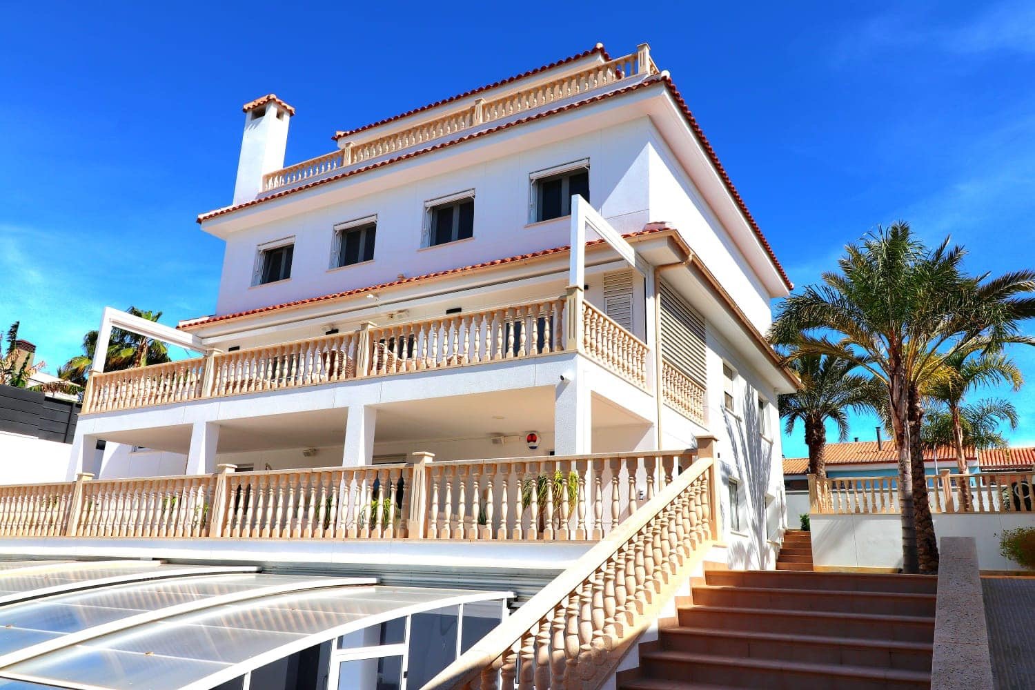 Orihuela Costa:   "Welcome to a three-story haven in Campoamor, just 500 meters from the sea! This spacious villa seamlessly blends luxury, comfort, and proximit 