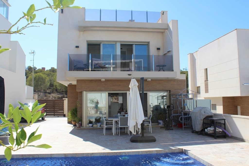 San Miguel de Salinas:  Exklusive, bezugsfertige, moderne und stilvolle, freistehende Luxusvilla mit 3 Schlafzimmern und 3 Bädern en suite. Voll möbliert in ruhiger Lage in  
