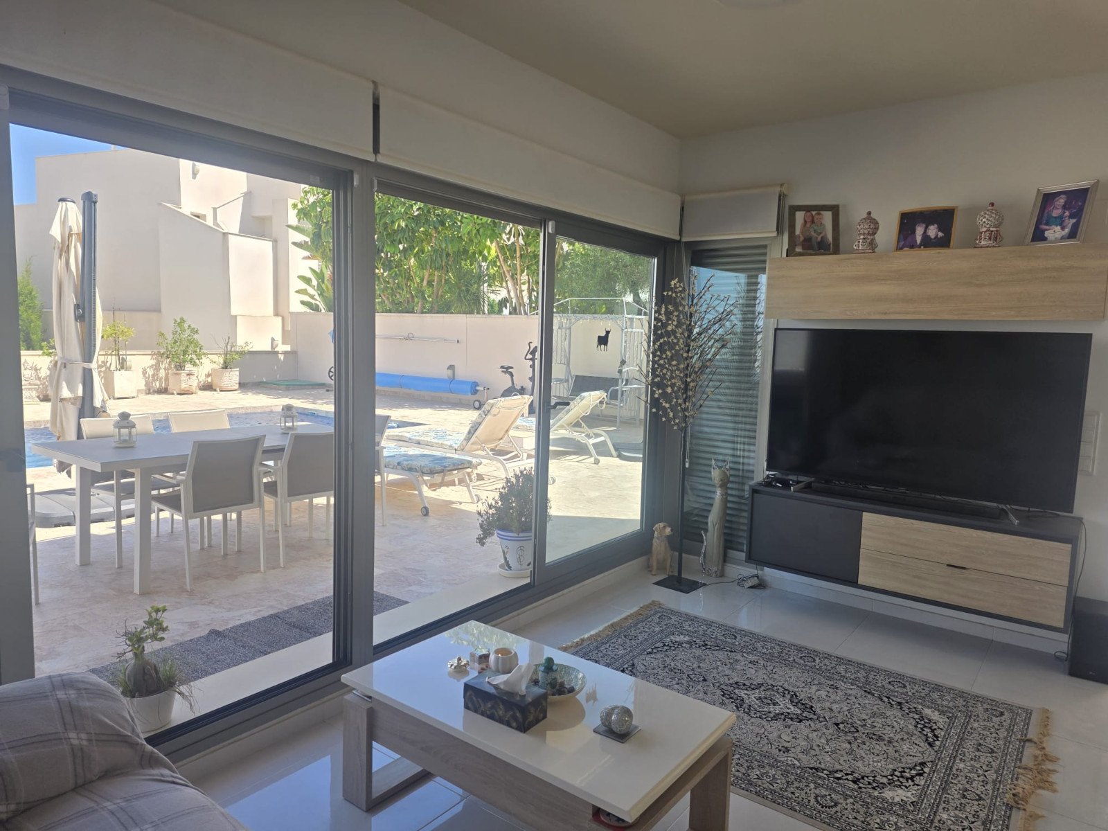  Exklusive, bezugsfertige, moderne und stilvolle, freistehende Luxusvilla mit 3 Schlafzimmern und 3 Bädern en suite. Voll möbliert in ruhiger Lage in 