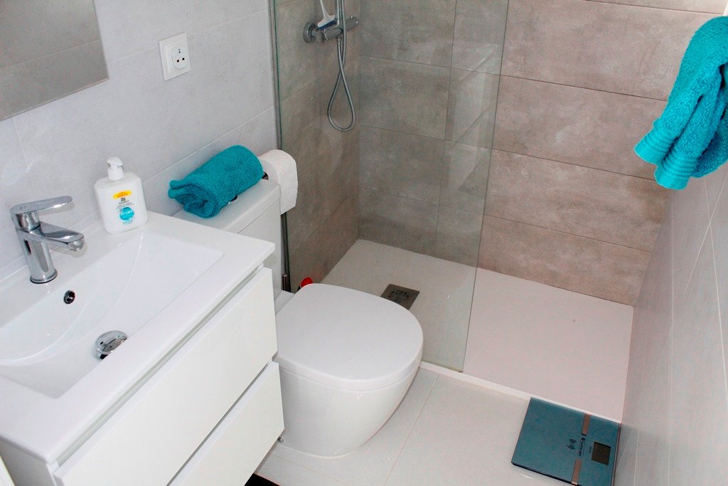  Exklusive, bezugsfertige, moderne und stilvolle, freistehende Luxusvilla mit 3 Schlafzimmern und 3 Bädern en suite. Voll möbliert in ruhiger Lage in 