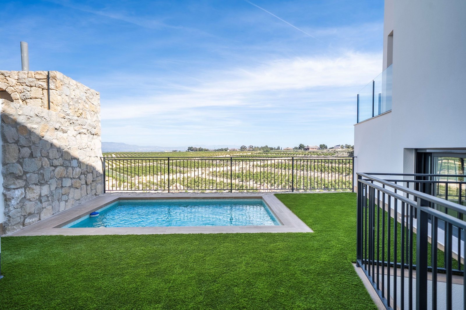 In der prestigeträchtigen Umgebung von La Finca Golf gelegen, bietet diese Wohnanlage eine Auswahl an Häusern, die sich an unterschiedliche Bedürfnis