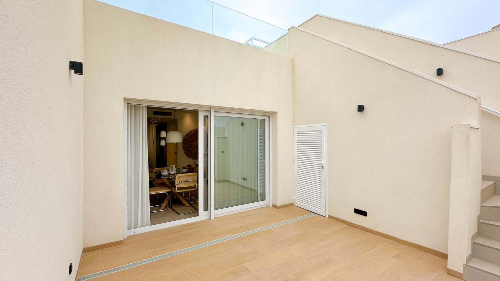 In der prestigeträchtigen Umgebung von La Finca Golf gelegen, bietet diese Wohnanlage eine exklusive Auswahl von 34 Bungalows, die darauf ausgelegt s
