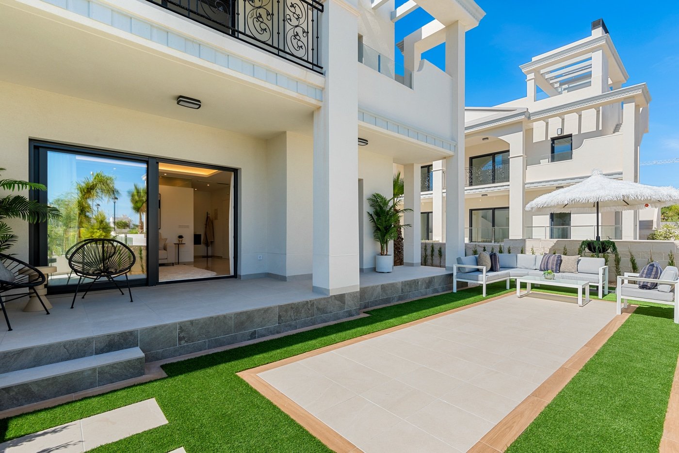In der charmanten Stadt Ciudad Quesada gelegen, bietet diese exklusive Sammlung von 19 Bungalows eine perfekte Kombination aus Komfort und Stil. Mit