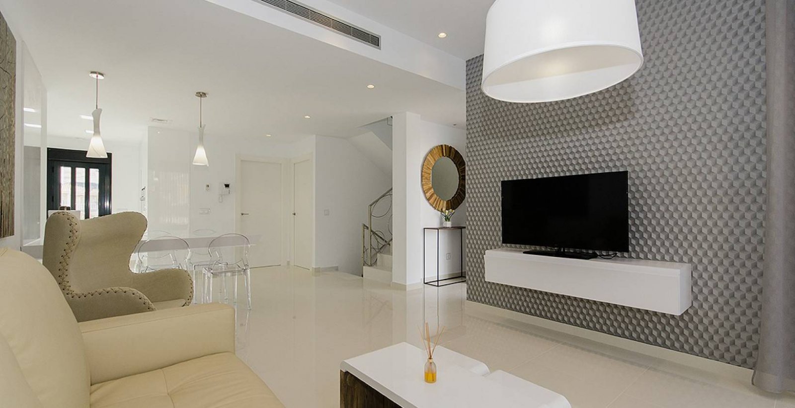 Diese exklusive Sammlung von 19 Immobilien in der charmanten Stadt Orihuela bietet ein unvergleichliches Wohnerlebnis. Die Wohnoptionen umfassen Einf