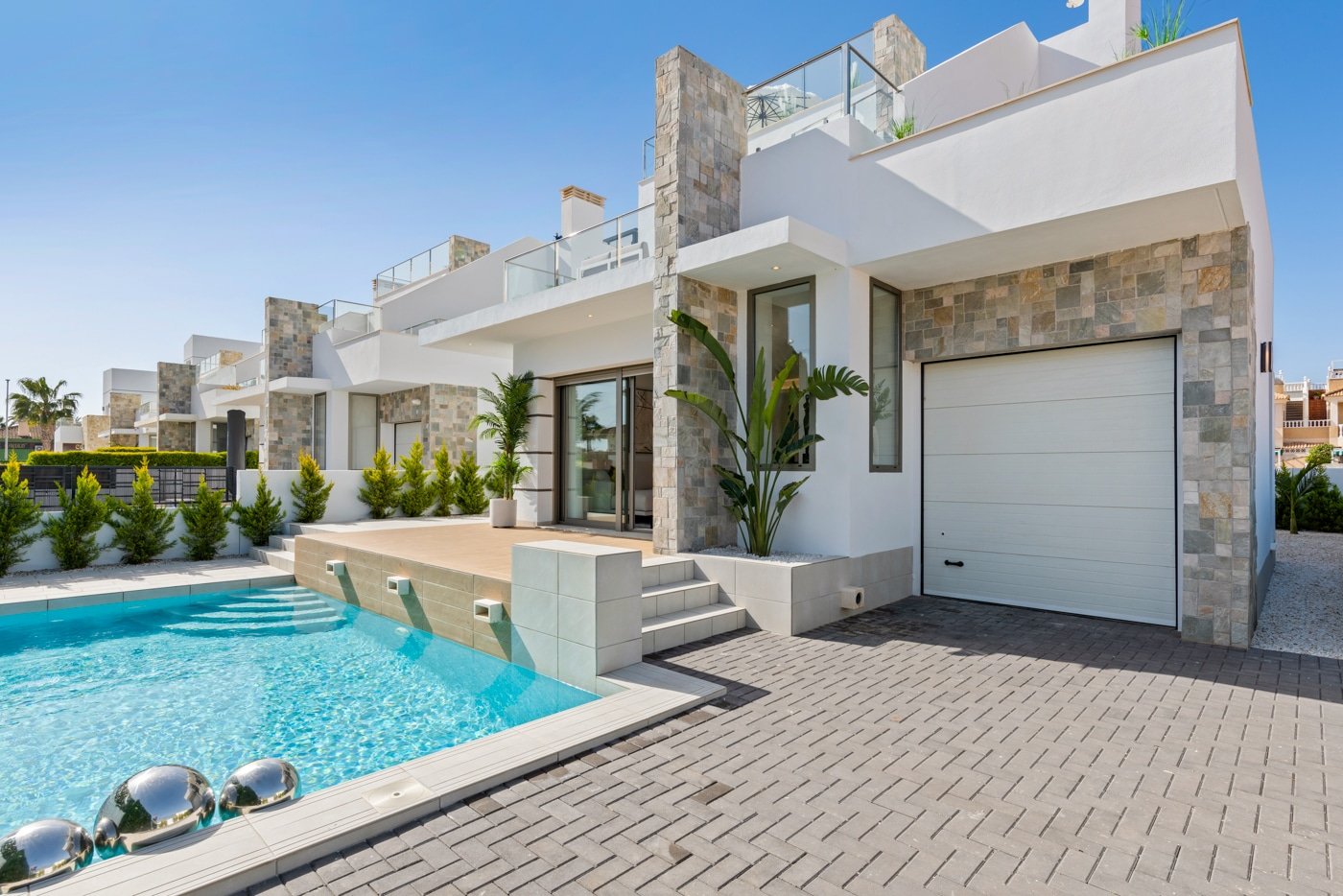 In der charmanten Ortschaft Los Alcázares gelegen, bieten diese freistehenden Chalets eine einzigartige Gelegenheit, eine privilegierte Umgebung zu g