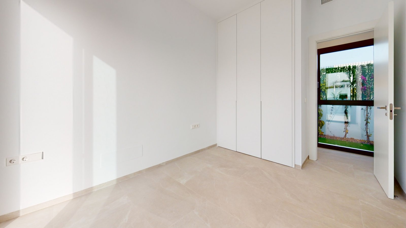 In der charmanten Stadt Los Alcázares gelegen, bietet dieser Wohnkomplex 23 freistehende Häuser, die für diejenigen entworfen wurden, die einen exklu