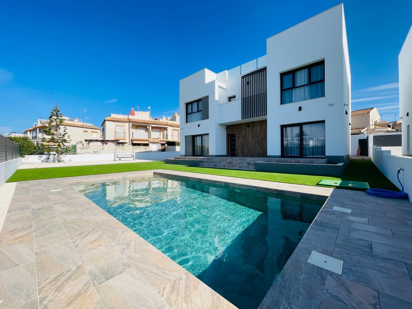  In der charmanten Stadt Torrevieja gelegen, bietet dieses exklusive Immobilienangebot zwei unabhängige Häuser, die durch ihr modernes und funktionale