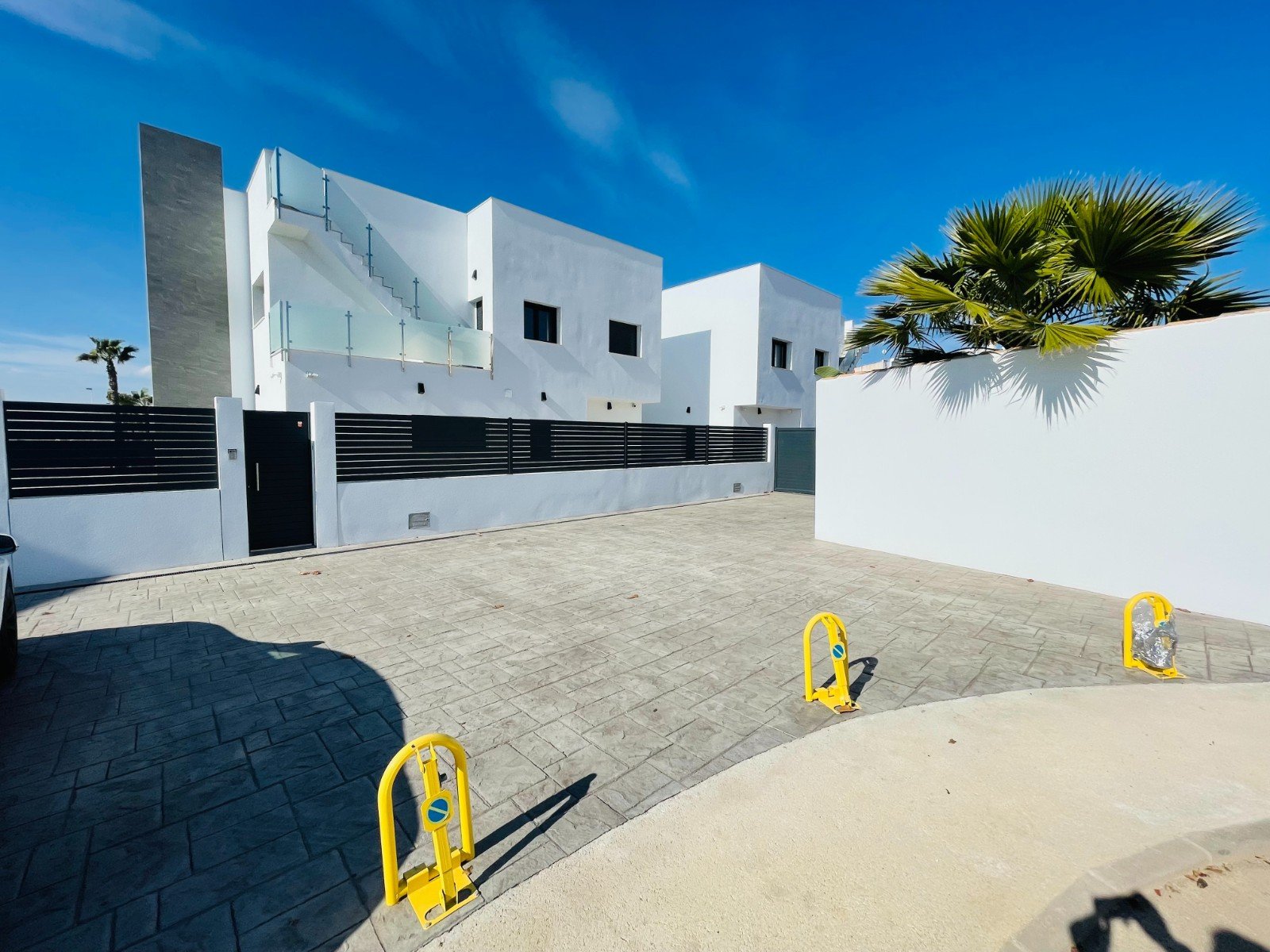  In der charmanten Stadt Torrevieja gelegen, bietet dieses exklusive Immobilienangebot zwei unabhängige Häuser, die durch ihr modernes und funktionale