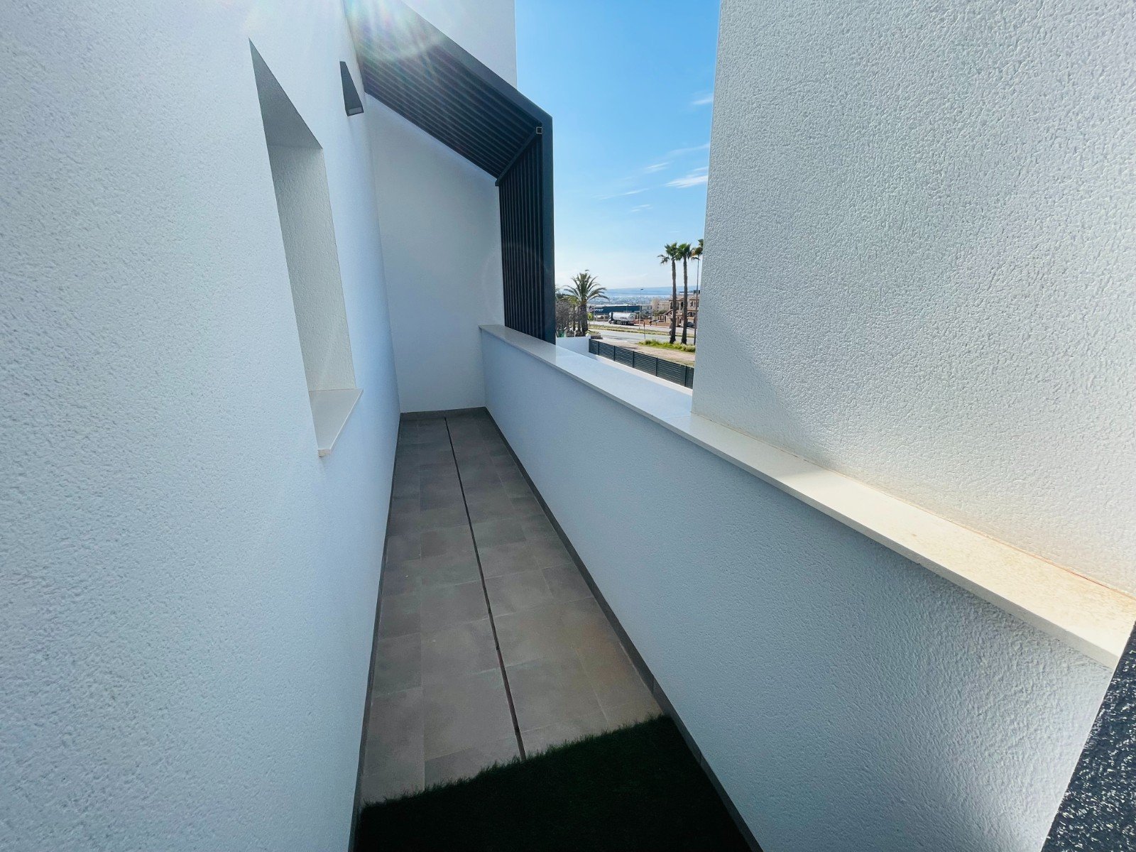  In der charmanten Stadt Torrevieja gelegen, bietet dieses exklusive Immobilienangebot zwei unabhängige Häuser, die durch ihr modernes und funktionale