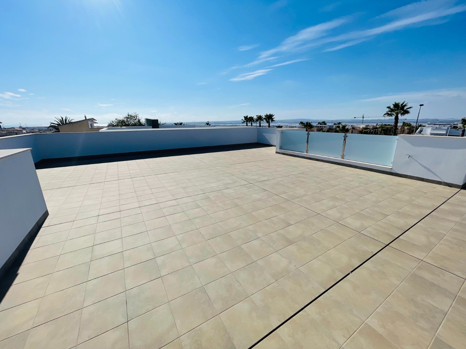  In der charmanten Stadt Torrevieja gelegen, bietet dieses exklusive Immobilienangebot zwei unabhängige Häuser, die durch ihr modernes und funktionale