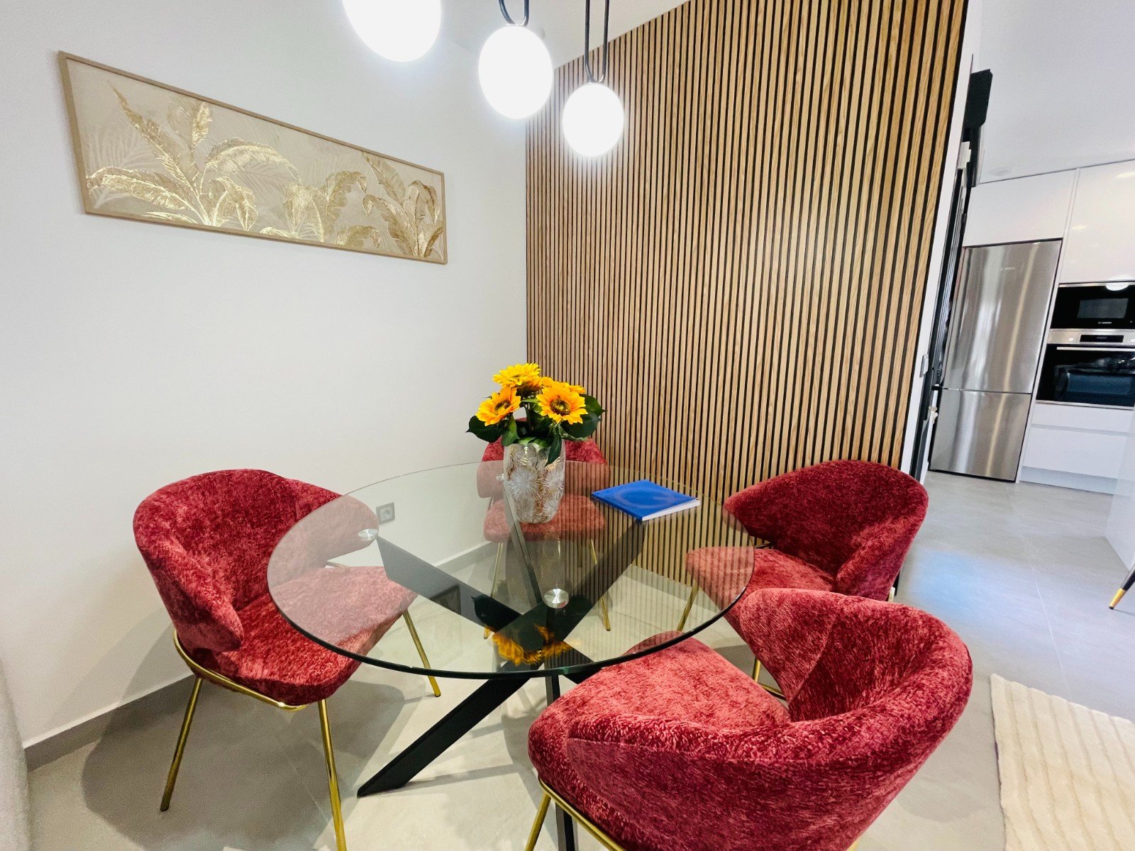  In der charmanten Stadt Torrevieja gelegen, bietet dieses exklusive Immobilienangebot zwei unabhängige Häuser, die durch ihr modernes und funktionale