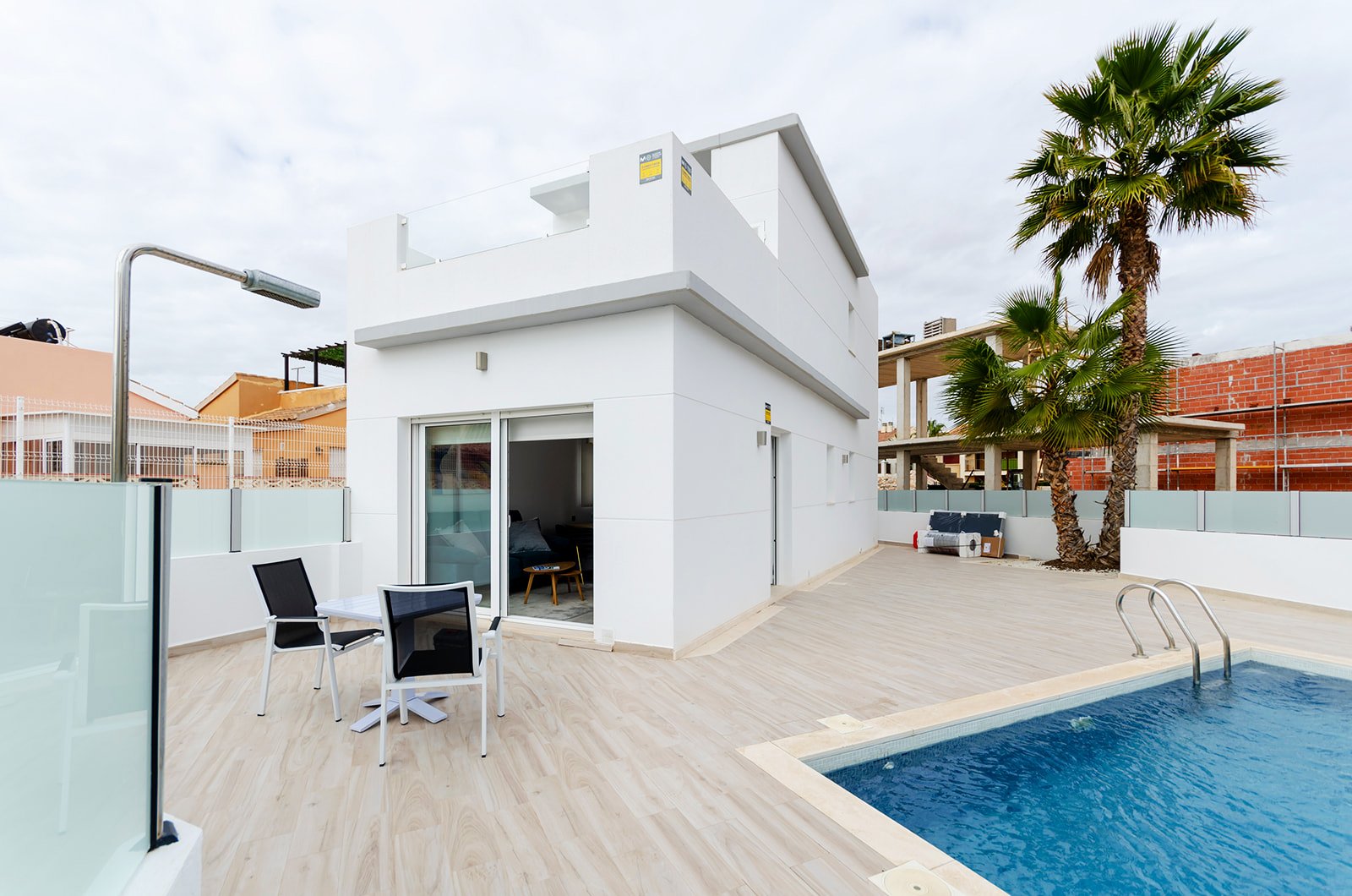 Torrevieja:  In der charmanten Stadt Torrevieja gelegen, bietet diese Wohnanlage eine exklusive Auswahl von 7 Reihenhäusern. Diese Häuser sind für diejenigen konz 