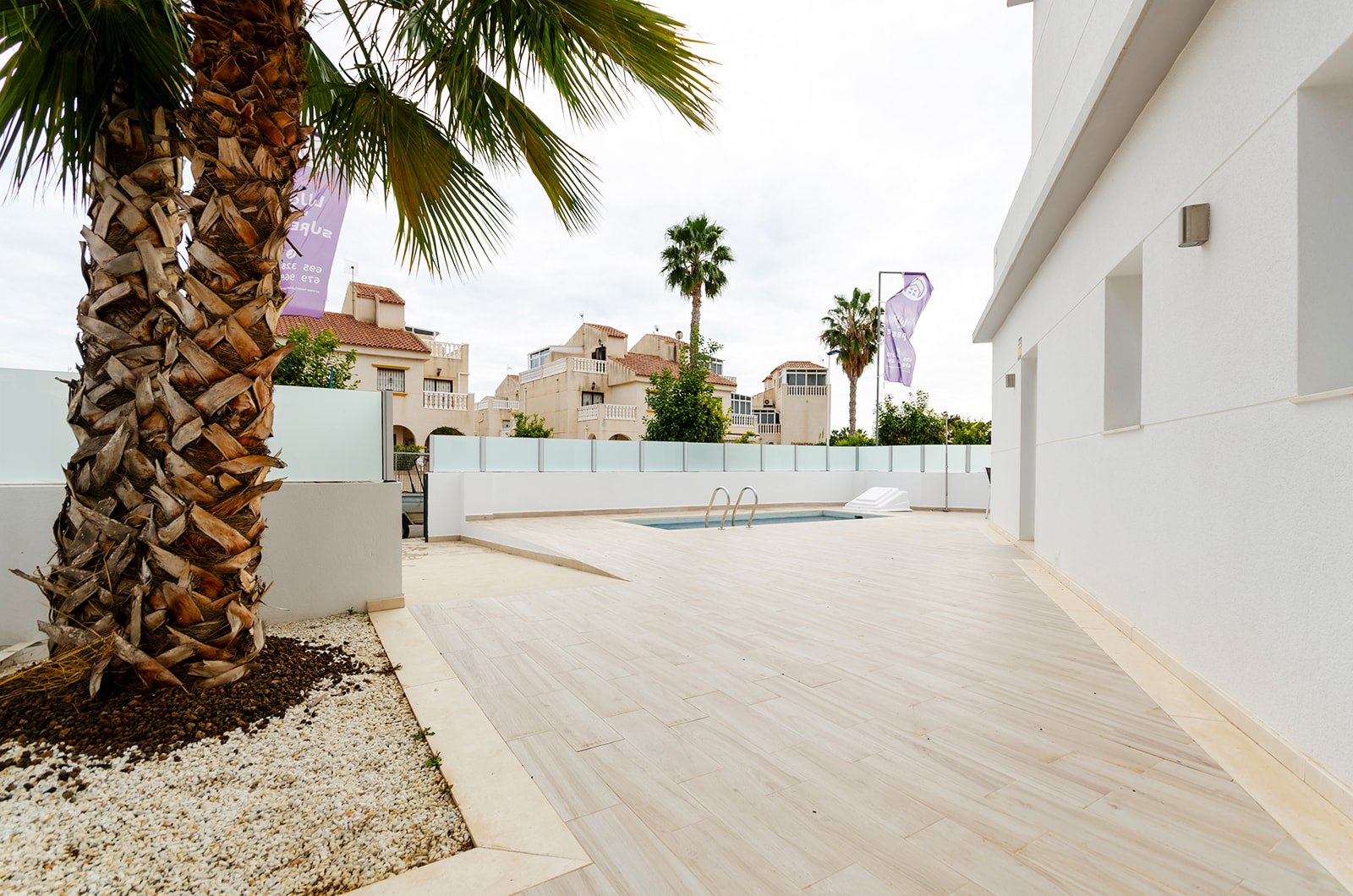 In der charmanten Stadt Torrevieja gelegen, bietet diese Wohnanlage eine exklusive Auswahl von 7 Reihenhäusern. Diese Häuser sind für diejenigen konz
