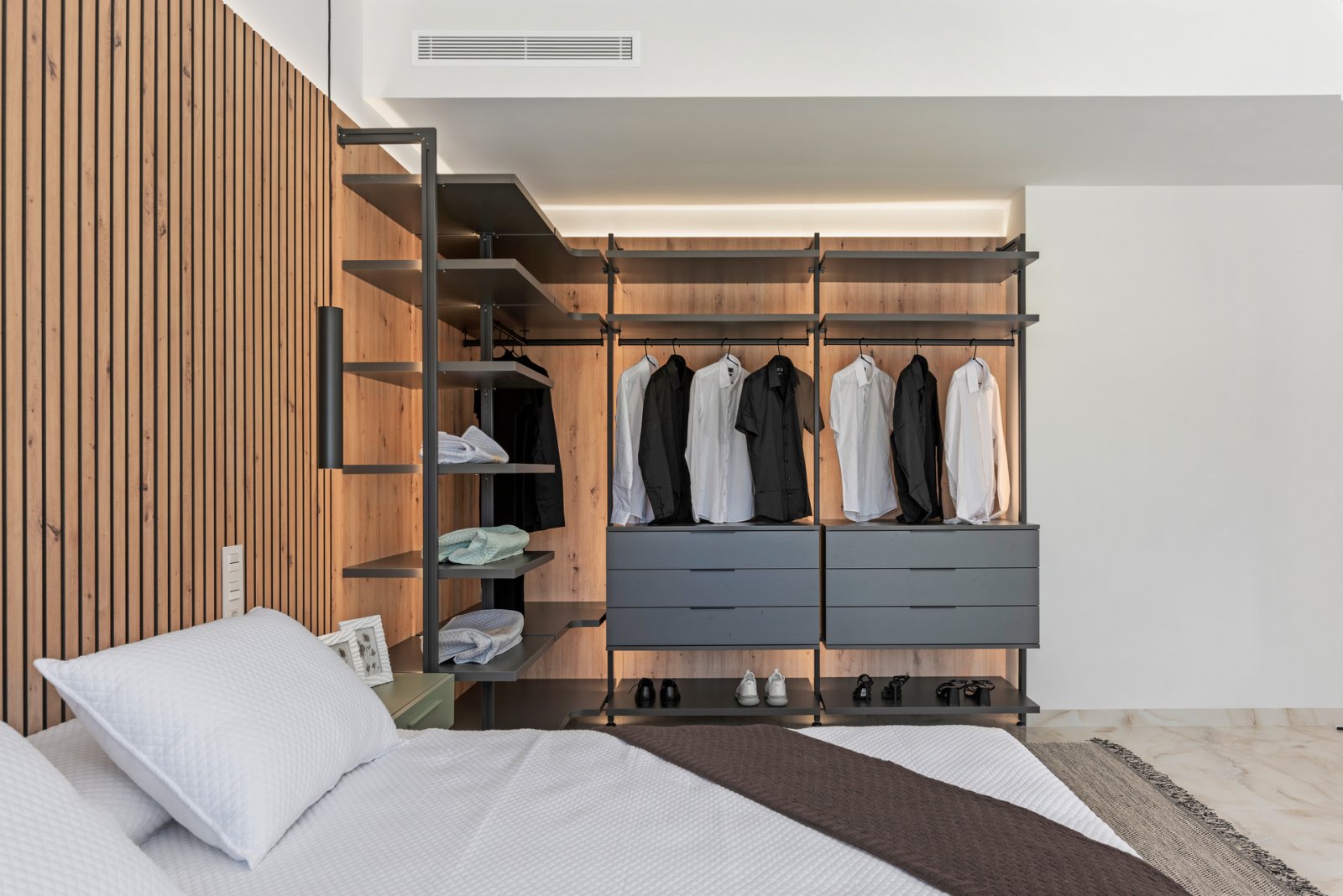  In der prestigeträchtigen Umgebung von La Finca Golf gelegen, bietet dieses exklusive Ensemble von 11 unabhängigen Häusern einen einzigartigen Lebens