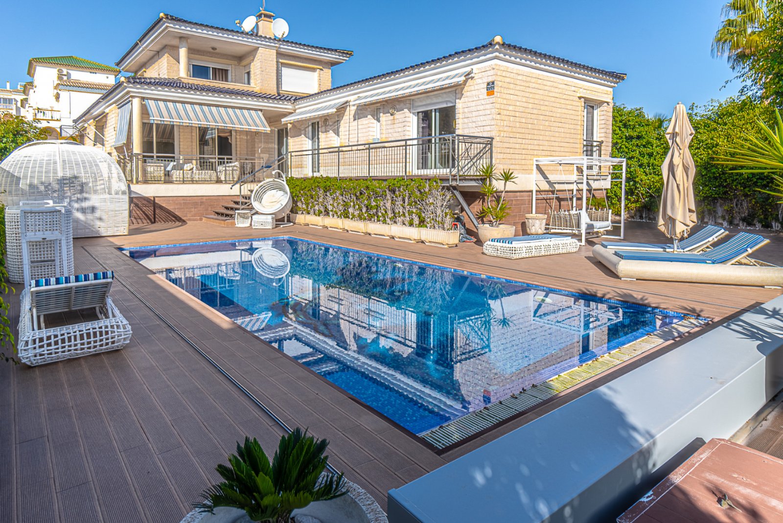 Diese einzigartige und geräumige Villa befindet sich in einer der begehrtesten Gegenden von La Mata, nur eine Gehminute vom Sandstrand entfernt. Die