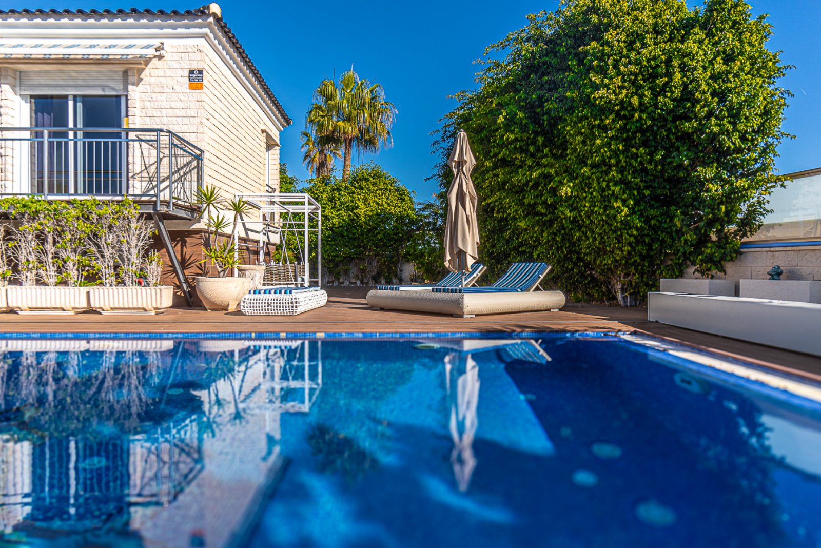 Diese einzigartige und geräumige Villa befindet sich in einer der begehrtesten Gegenden von La Mata, nur eine Gehminute vom Sandstrand entfernt. Die