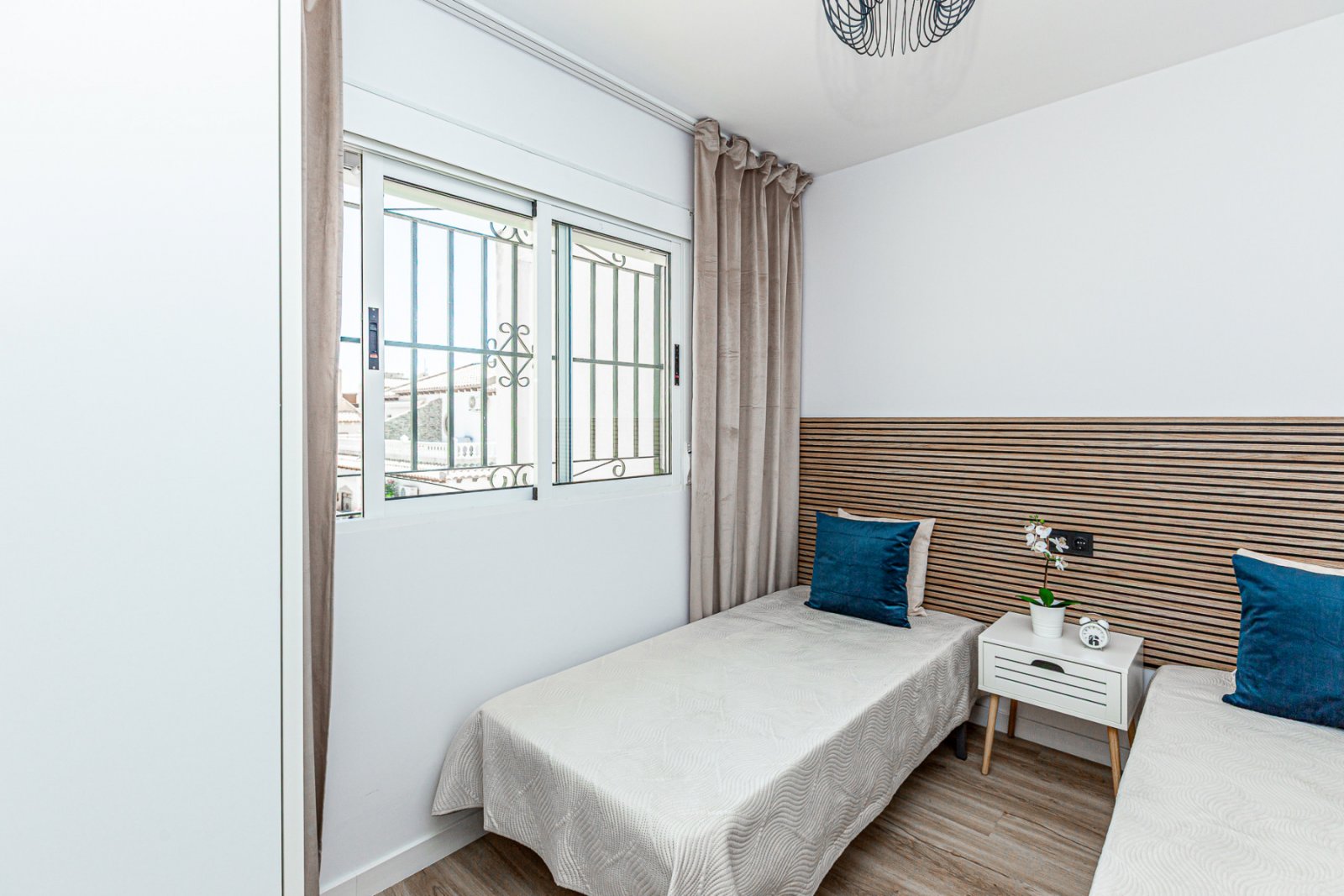 Wir präsentieren dieses wunderschöne Eckreihenhaus, das mit hochwertigen Materialien und viel Stil vollständig renoviert wurde, in der ruhigen und be