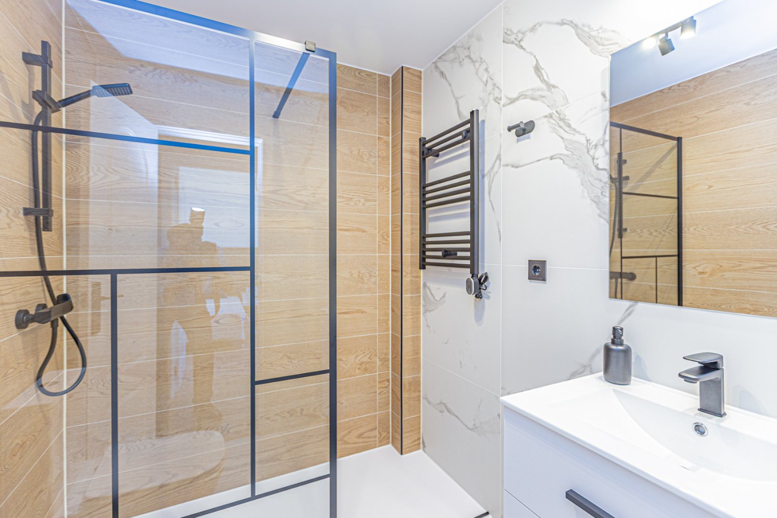 Wir präsentieren dieses wunderschöne Eckreihenhaus, das mit hochwertigen Materialien und viel Stil vollständig renoviert wurde, in der ruhigen und be