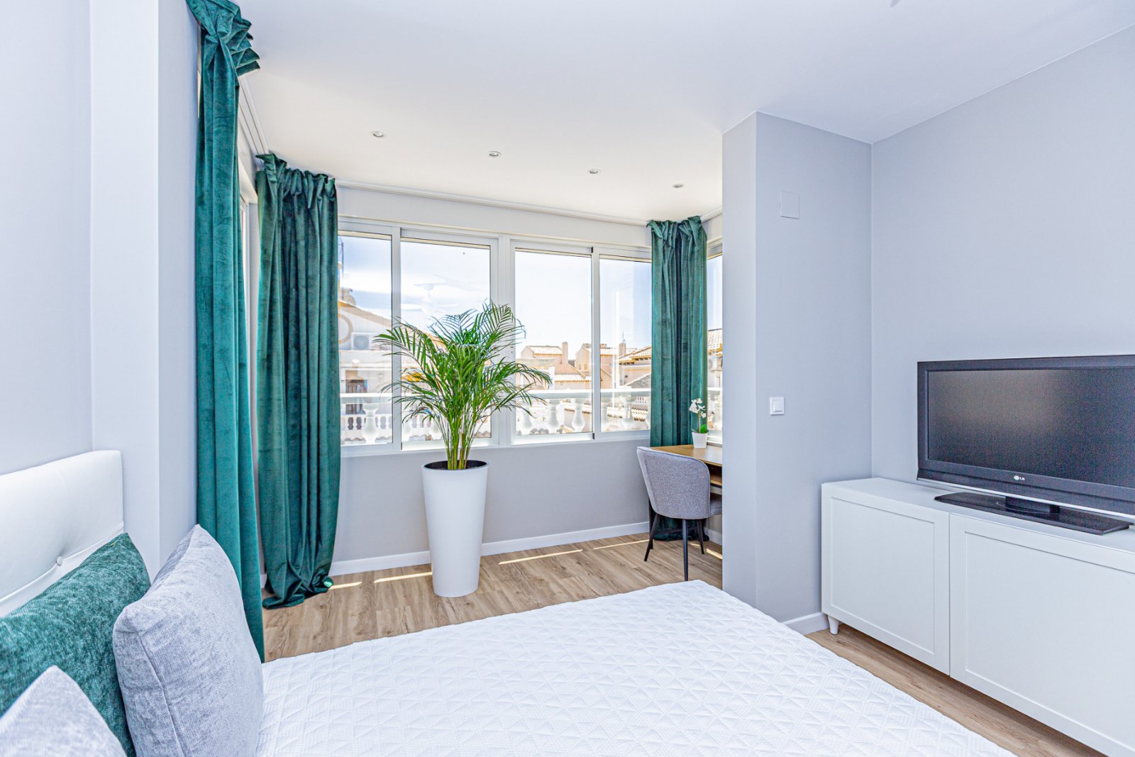 Wir präsentieren dieses wunderschöne Eckreihenhaus, das mit hochwertigen Materialien und viel Stil vollständig renoviert wurde, in der ruhigen und be