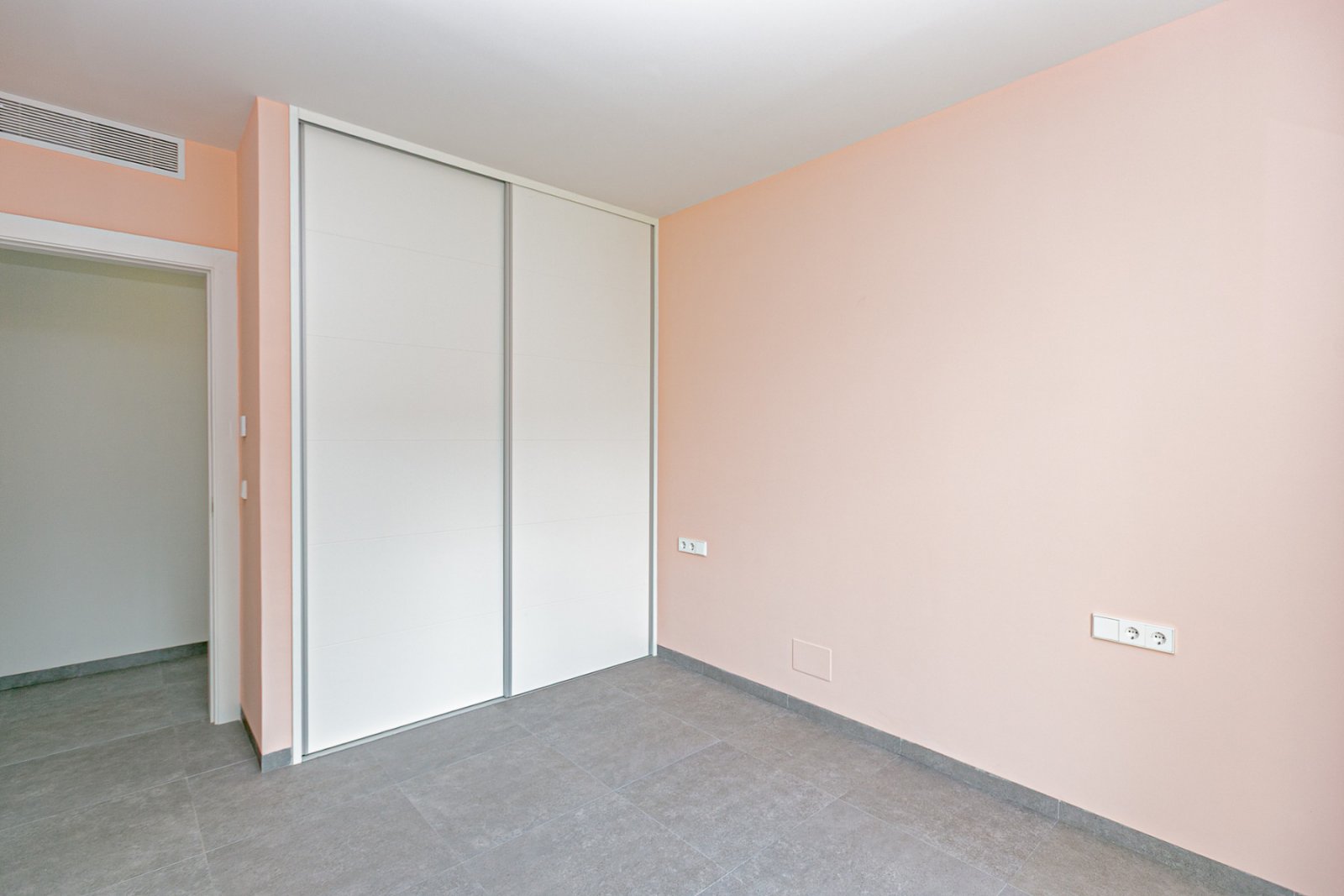  Wir präsentieren Ihnen diese exklusive Luxusimmobilie in einer der begehrtesten Gegenden von San Pedro del Pinatar, umgeben von allen Annehmlichkeite