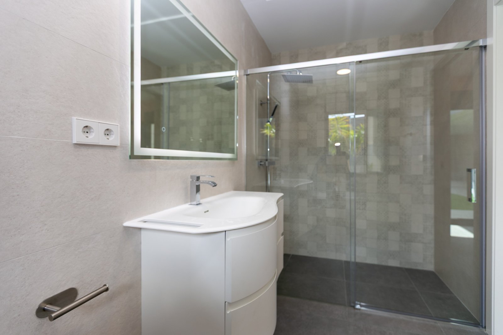  Wir präsentieren Ihnen diese exklusive Luxusimmobilie in einer der begehrtesten Gegenden von San Pedro del Pinatar, umgeben von allen Annehmlichkeite