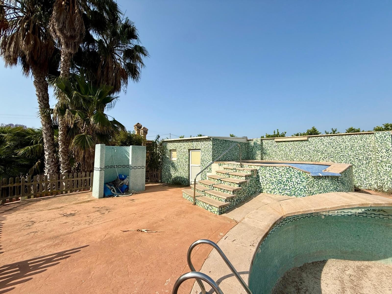 Impressive country-side property situated in the lovely lemon grove area in-between San Miguel de Salinas and the Torrevieja Saltlake:
par