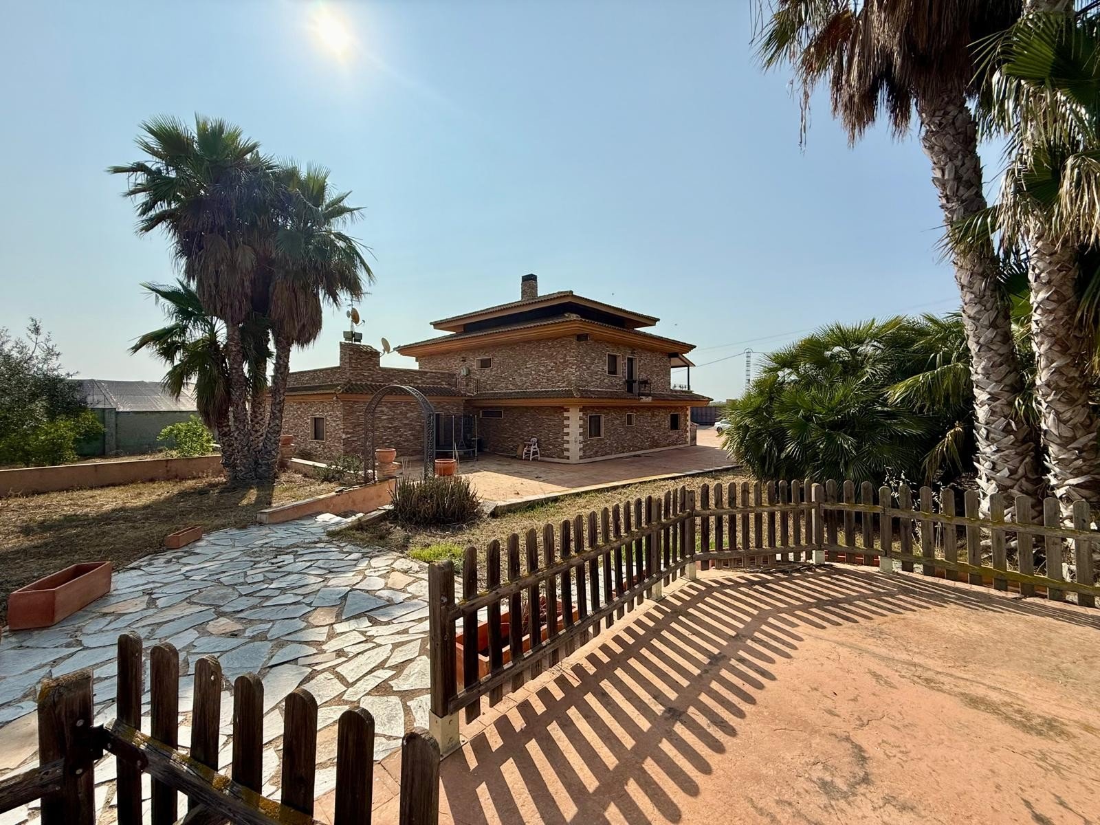 Impressive country-side property situated in the lovely lemon grove area in-between San Miguel de Salinas and the Torrevieja Saltlake:
par
