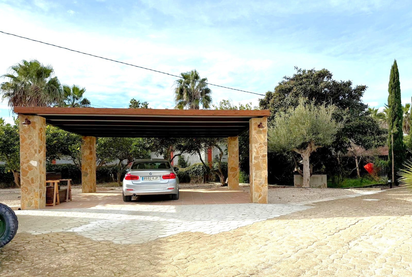 The property sits within a fenced-in land with a surface of 8.000 m2, predominantly flat with no views from neighbours;

 
