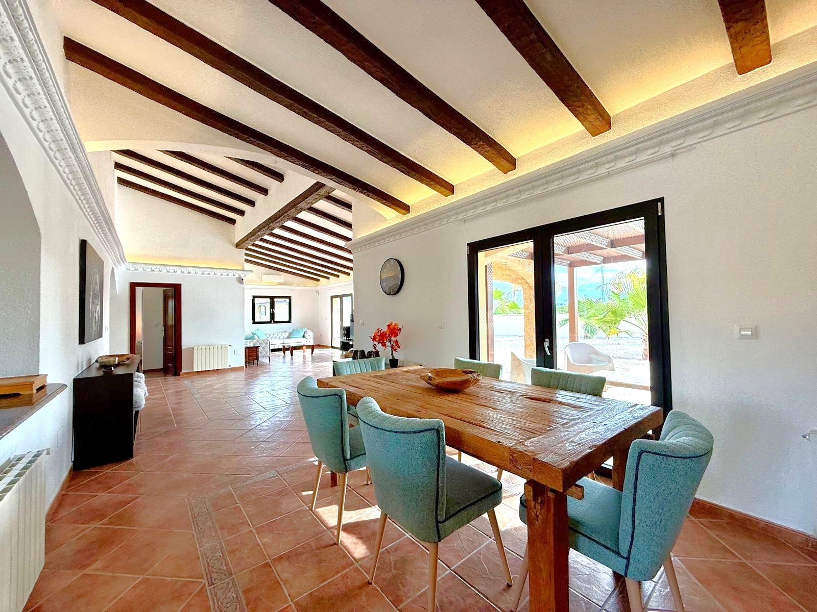 The property sits within a fenced-in land with a surface of 8.000 m2, predominantly flat with no views from neighbours;

 