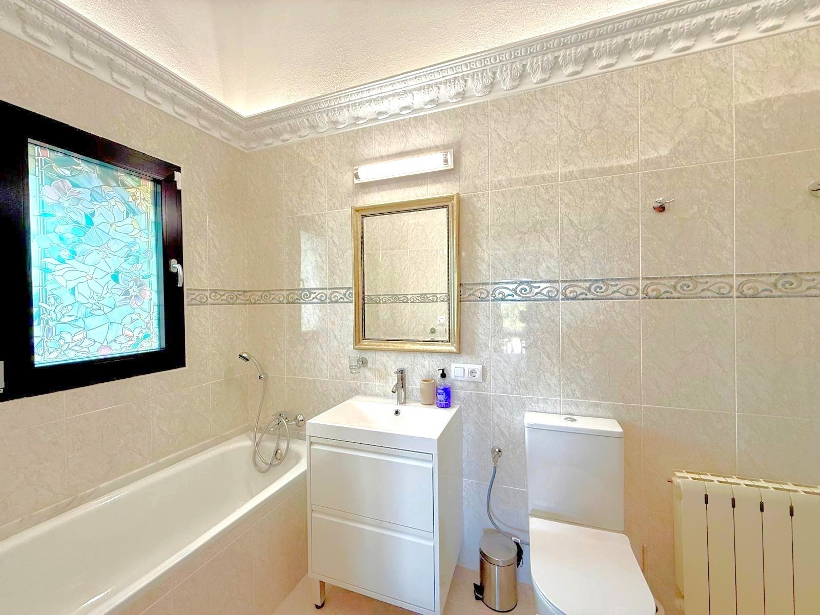 The property sits within a fenced-in land with a surface of 8.000 m2, predominantly flat with no views from neighbours;

 