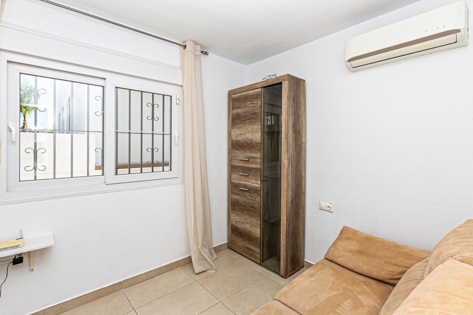 Wir präsentieren diese wunderschöne freistehende Villa in der Urbanisation La Marina, San Fulgencio (Alicante), einer sehr gefragten Wohngegend mit i