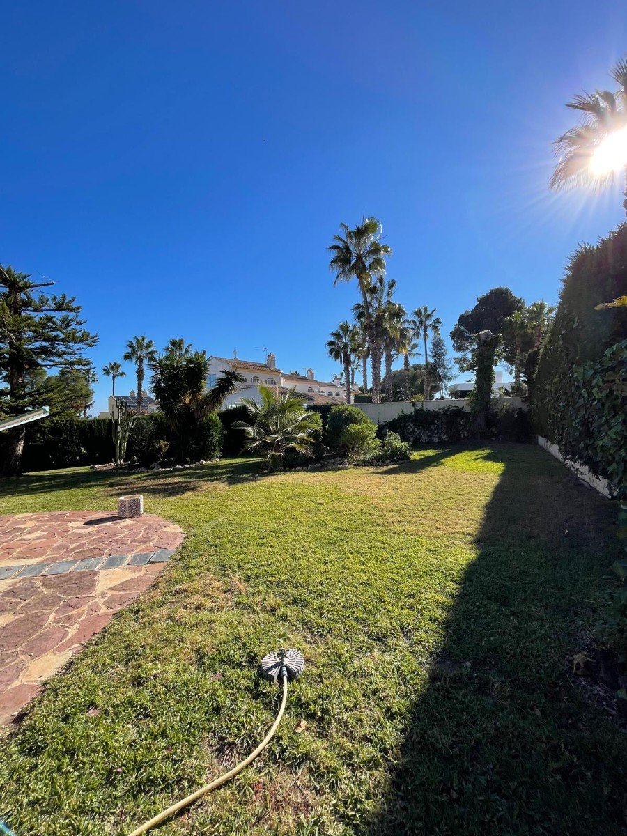 South-facing house built in 1989 with 140 m2 of built surface area under roof. Approximately 40 m2 large and very bright living room on the upper fl