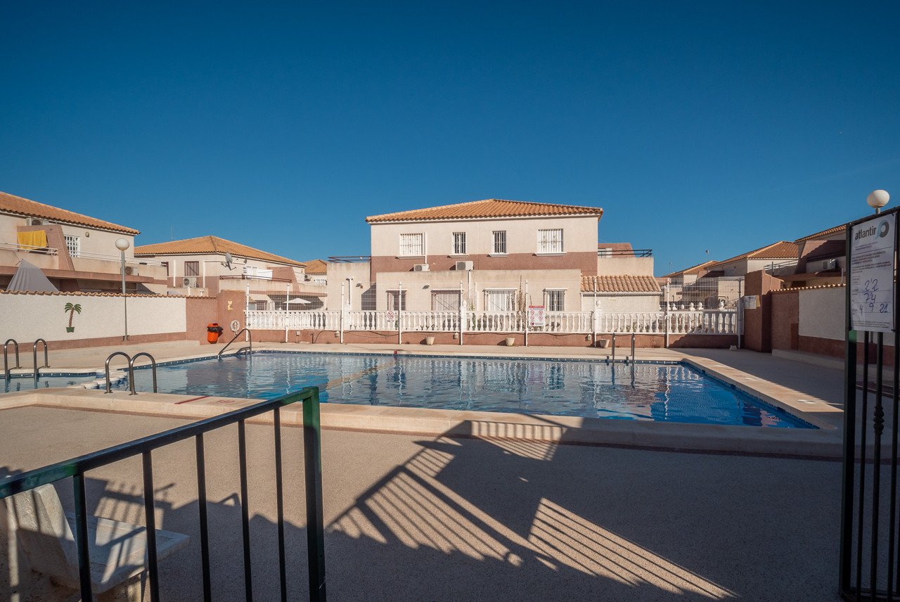 Diese gepflegte Vierfamilienvilla mit drei Schlafzimmern und zwei Badezimmern befindet sich in der begehrten Gegend von La Regia, Cabo Roig. Das im J