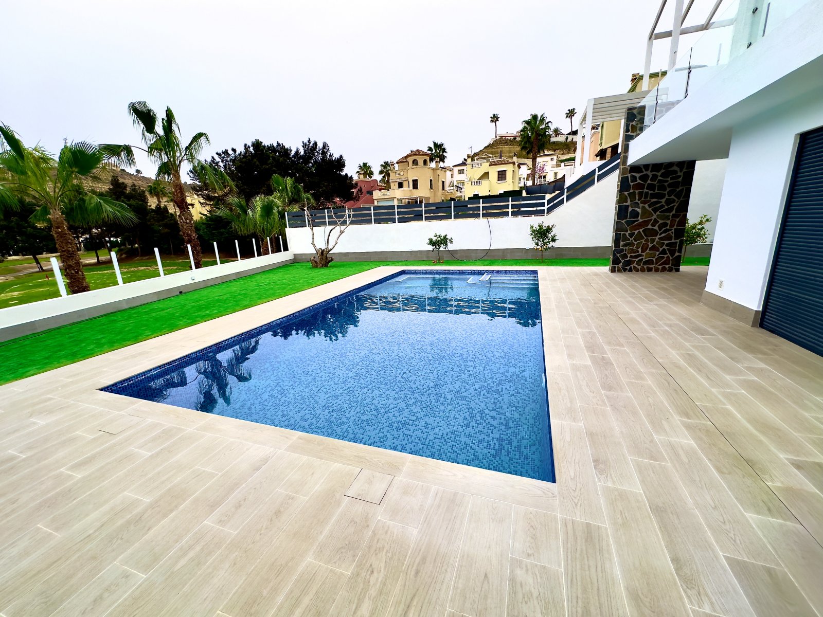 In der renommierten Ciudad Quesada gelegen, bietet dieses exklusive unabhängige Wohnhaus ein unvergleichliches Lebensumfeld. Entworfen für diejenigen