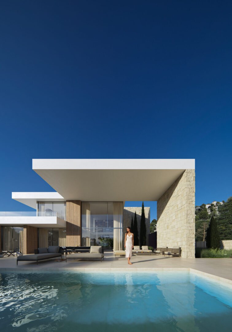 Diese Villa befindet sich in der charmanten Stadt Teulada und bietet eine privilegierte Umgebung mit Meerblick. Sie wurde für diejenigen entworfen, d