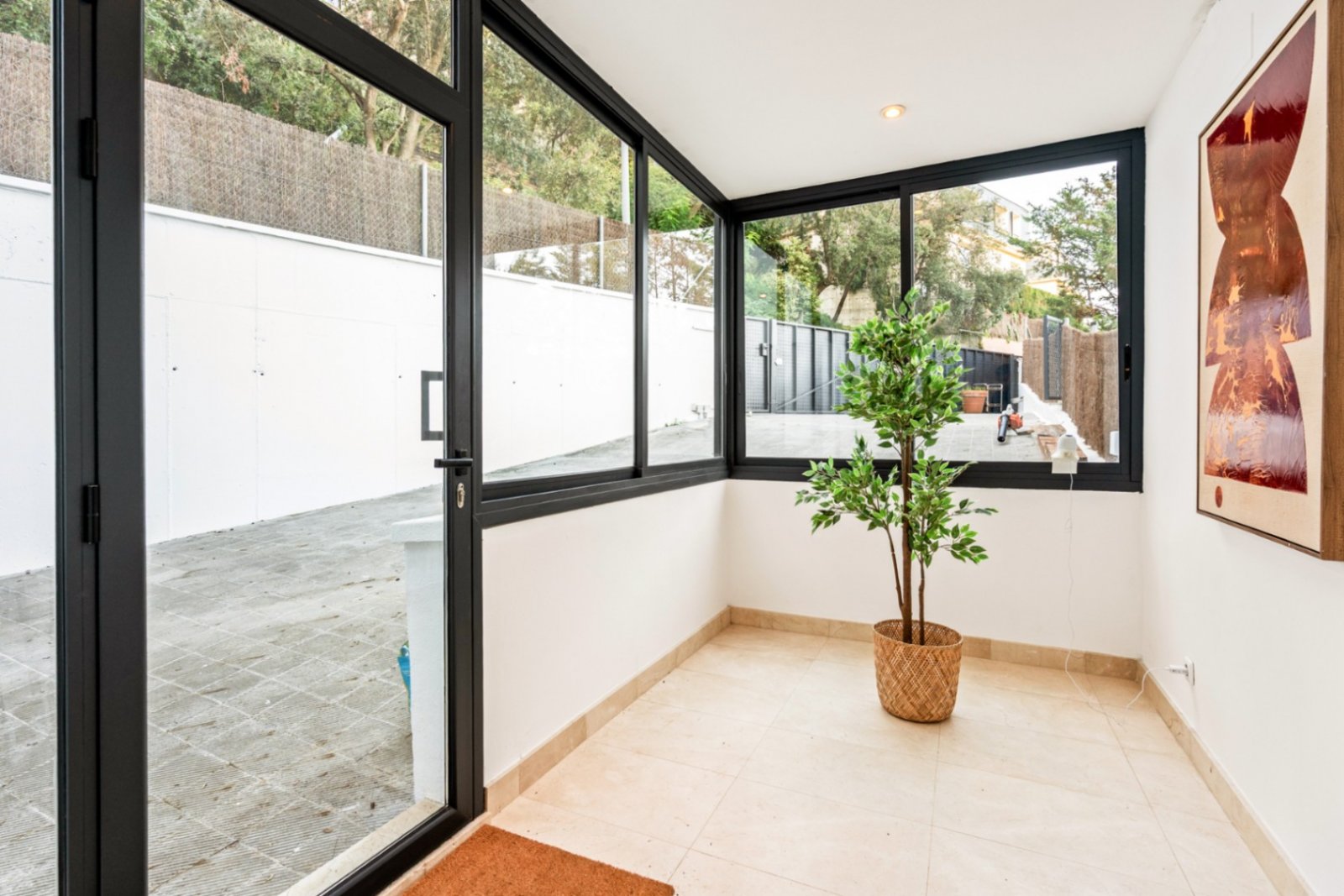 Villa Heidi ist eine charmante und moderne Residenz, die sich in Vallvidrera, einem der grünsten und ruhigsten Viertel Barcelonas, befindet. Vall