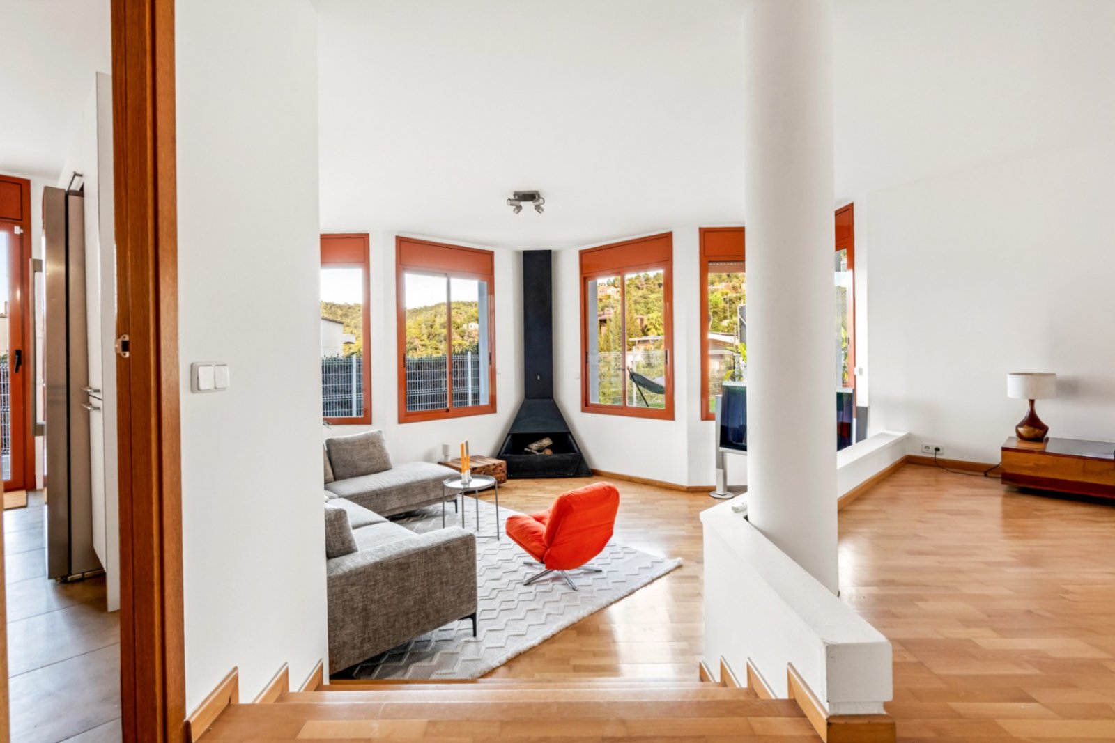 Villa Heidi ist eine charmante und moderne Residenz, die sich in Vallvidrera, einem der grünsten und ruhigsten Viertel Barcelonas, befindet. Vall