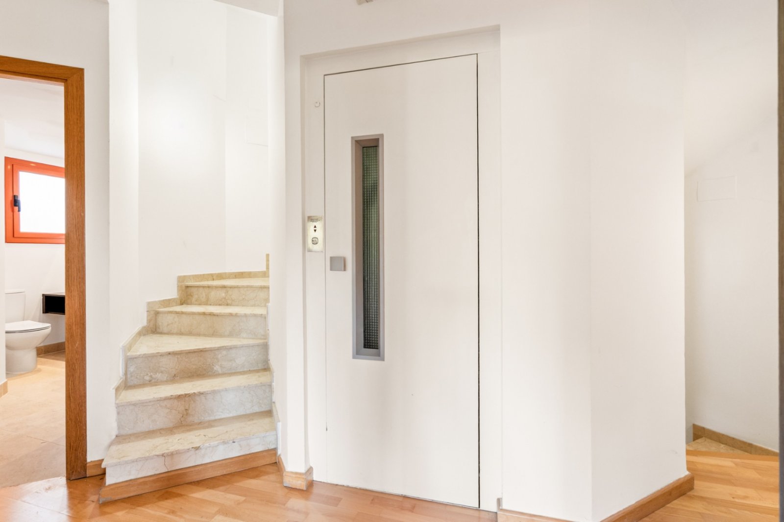 Villa Heidi ist eine charmante und moderne Residenz, die sich in Vallvidrera, einem der grünsten und ruhigsten Viertel Barcelonas, befindet. Vall