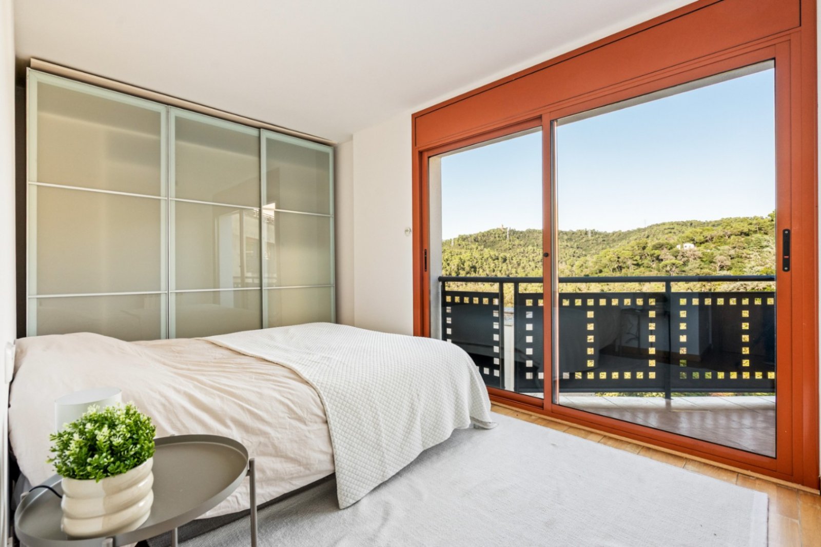 Villa Heidi ist eine charmante und moderne Residenz, die sich in Vallvidrera, einem der grünsten und ruhigsten Viertel Barcelonas, befindet. Vall
